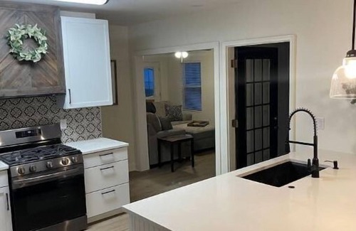 Independence Casa | Comfy King Beds and Fast Wi-Fi near KC stadiums