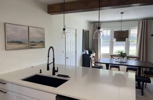 Independence Casa | Comfy King Beds and Fast Wi-Fi near KC stadiums