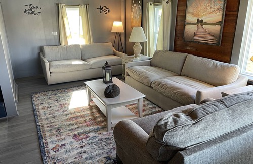Carlton Otro | Comfy Lakefront Farmhouse - Bring Your Boat! Fish, swim, kayak, relax & enjoy!