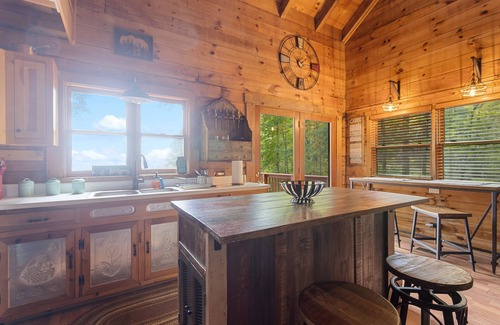 Waynesville Cabina | Comfy Lodge with Stunning Mountain Views