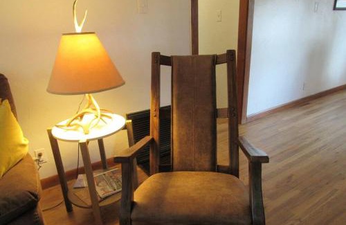 Cody Casa | Comfy log cabin in walking distance of downtown