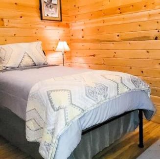 Cody Casa | Comfy log cabin in walking distance of downtown