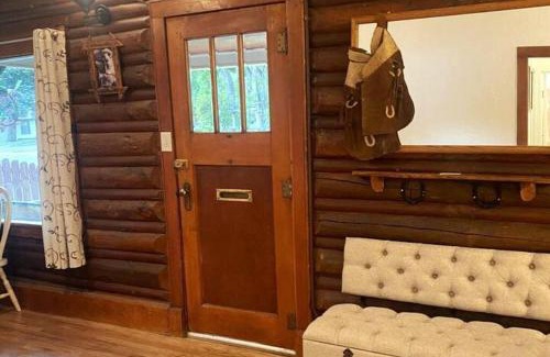 Cody Casa | Comfy log cabin in walking distance of downtown