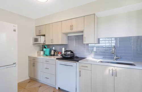 White Rock Casa | Comfy Marine Drive Guesthouse - Steps to the Beach