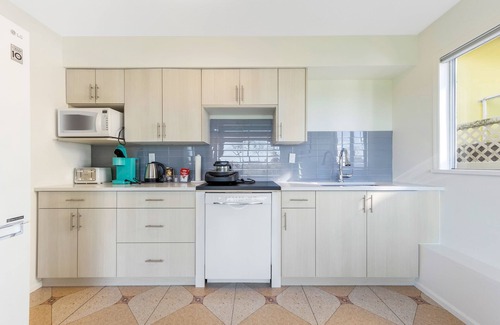 White Rock Casa | Comfy Marine Drive Guesthouse - Steps to the Beach