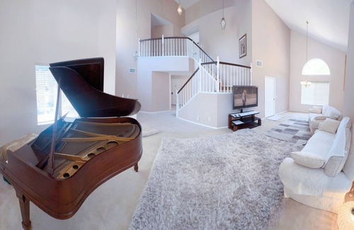 Estates at Canyon Crest Casa | Comfy Master Room in Riverside
