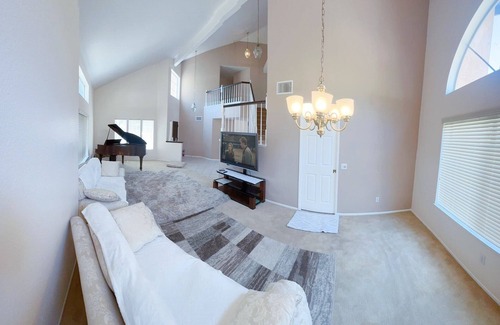 Estates at Canyon Crest Casa | Comfy Master Room in Riverside