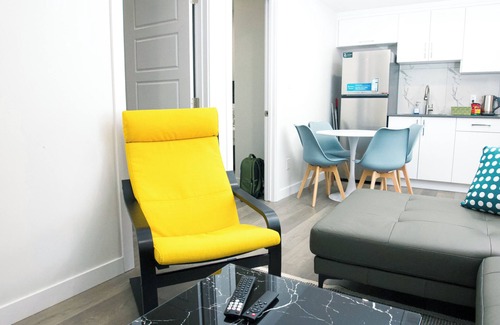 Northeast Edmonton Apartamento | Comfy & Modern 2 Bedroom Guest Suite with King Bed