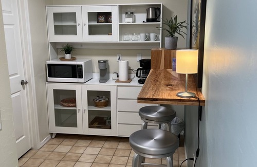 Algoma Condominio | Comfy modern condo, right on Lake Michigan. Perfect couples getaway! No aircon