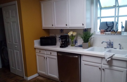 Daphne Apartamento | Comfy, modern stay. Close to bars and restaurants! Will have hot tub in Sept