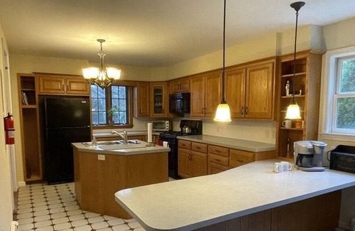 Elverson Casa | Comfy modernized farmhouse in small village near major roads and attractions.