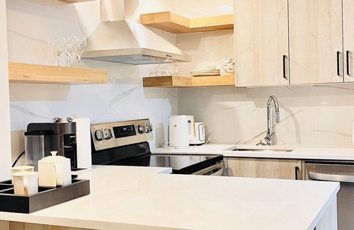 Calgary Casa | Comfy Neutral Living/Modern/Free Parking