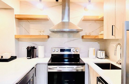 Calgary Casa | Comfy Neutral Living/Modern/Free Parking