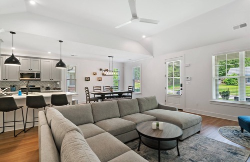East Memphis Casa | Comfy New Home Blocks from the University of Memphis!