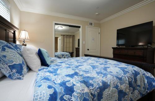 Hermosa Village Casa | Comfy Pool Home,1/4 mile Walk To Disneyland