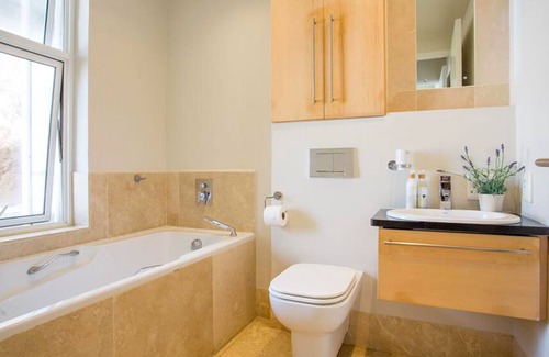 Herolds Bay Casa | Comfy Room in a Seafront Villa