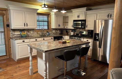 Kingston Cabina | Comfy rustic cabin 1/2 mile from Lake Texoma is ready and fully stocked for 8+!