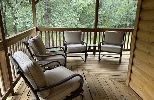 Kingston Cabina | Comfy rustic cabin 1/2 mile from Lake Texoma is ready and fully stocked for 8+!