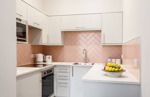 West Cliff Apartamento | Comfy Seaside Studio Apt w/ Free Gym & Wi-Fi