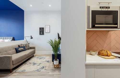 West Cliff Apartamento | Comfy Seaside Studio Apt w/ Free Gym & Wi-Fi