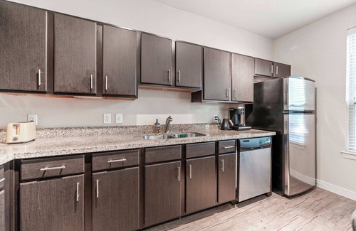 Pleasant Valley Apartamento | Comfy SoCo 1BR King Suite w/ GymPickleballLaundry