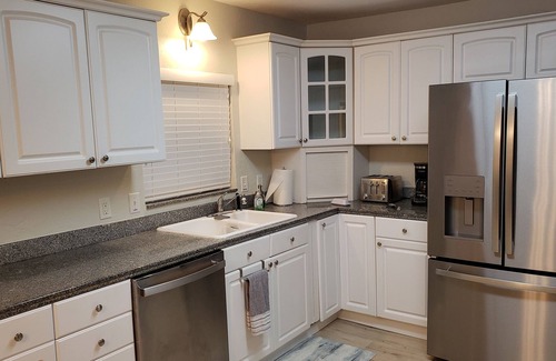 Brookings Casa | Comfy Spacious Home, Minutes to Beaches, King Bed, Sleeps 9, WiFi, Dog friendly