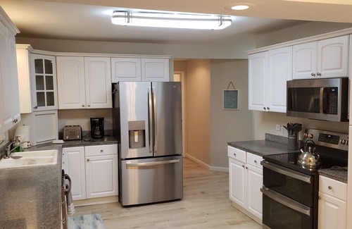 Brookings Casa | Comfy Spacious Home, Minutes to Beaches, King Bed, Sleeps 9, WiFi, Dog friendly