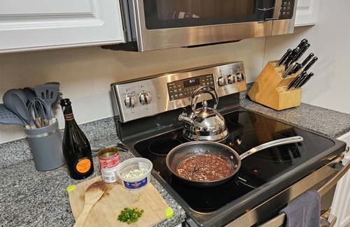 Brookings Casa | Comfy Spacious Home, Minutes to Beaches, King Bed, Sleeps 9, WiFi, Dog friendly
