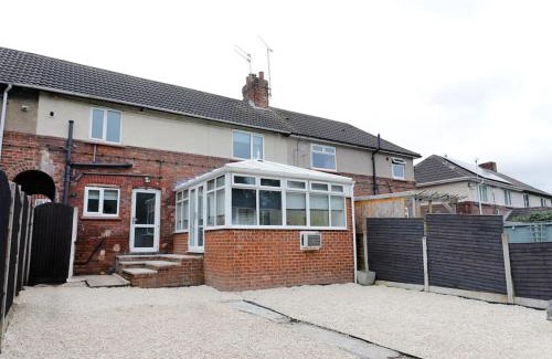 Braithwell Apartamento | Comfy stays, Rotherham for contractors & Families, spacious conservatory, free parking, wifi etc