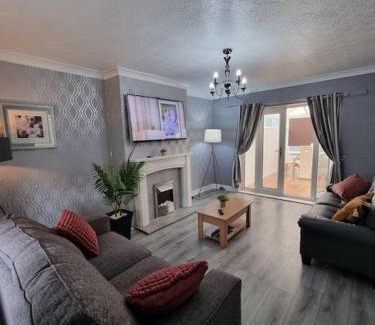 Braithwell Apartamento | Comfy stays, Rotherham for contractors & Families, spacious conservatory, free parking, wifi etc