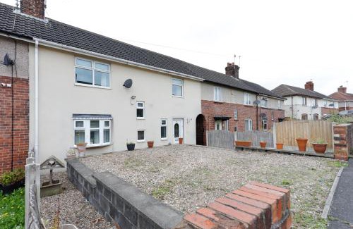 Braithwell Apartamento | Comfy stays, Rotherham for contractors & Families, spacious conservatory, free parking, wifi etc
