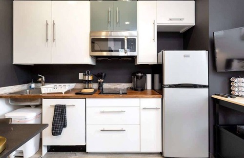 Danbury Apartamento | Comfy Studio with Kitchen Central Danbury, ADA