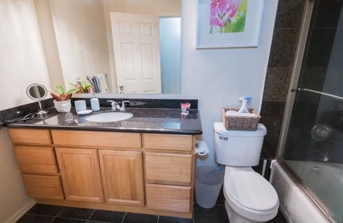 Tukwila Casa | Comfy Two Bedroom Retreat Minutes to Airport Bus Transit Link Rail Supermarket