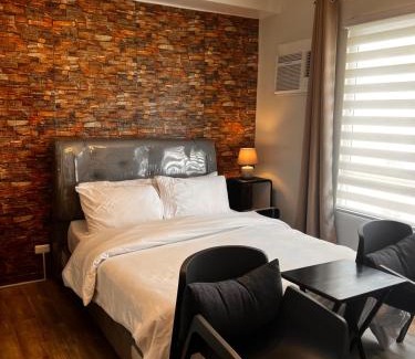 Bantud Hacienda Apartamento | Comfy unit with fast wifi along Lacson St.