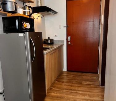 Bantud Hacienda Apartamento | Comfy unit with fast wifi along Lacson St.