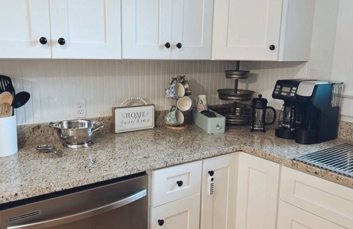 Newton Cabaña | Comfy vintage cottage in beautiful small town--7mins from everything.