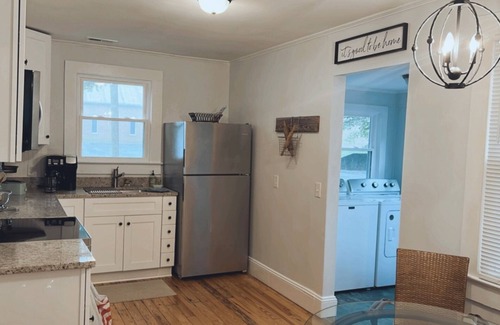 Newton Cabaña | Comfy vintage cottage in beautiful small town--7mins from everything.