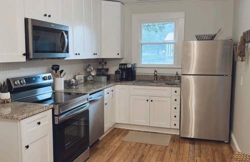Newton Cabaña | Comfy vintage cottage in beautiful small town--7mins from everything.
