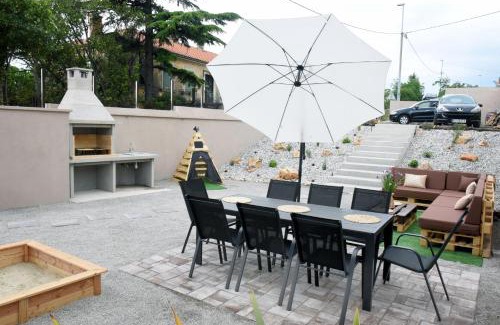Rijeka Villa | Commodious house in Rijeka with 5 bedrooms