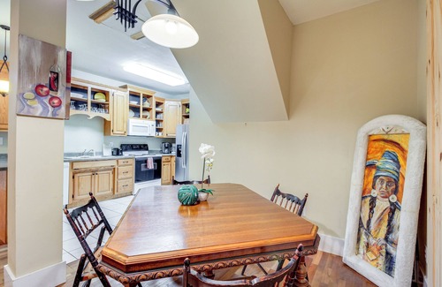 Cowan Apartamento | Community Courtyard & Fireplace: Cowan Apt!