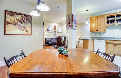 Cowan Apartamento | Community Courtyard & Fireplace: Cowan Apt!