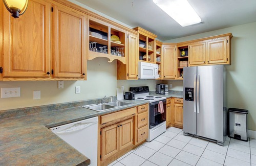 Cowan Apartamento | Community Courtyard & Fireplace: Cowan Apt!