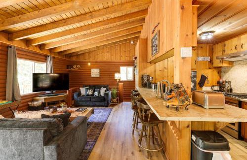 Phoenix Lake-Cedar Ridge Casa | Community Lake Access Peaceful Cabin in Sonora!