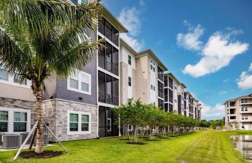 Fort Myers Apartamento | Community oasis with pool & gym access