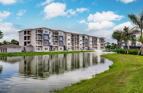 Fort Myers Apartamento | Community oasis with pool & gym access