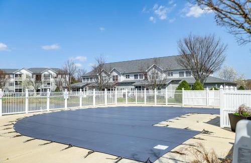 Rehoboth Beach Apartamento | Community Pool and Private Balcony Chic Lewes Gem