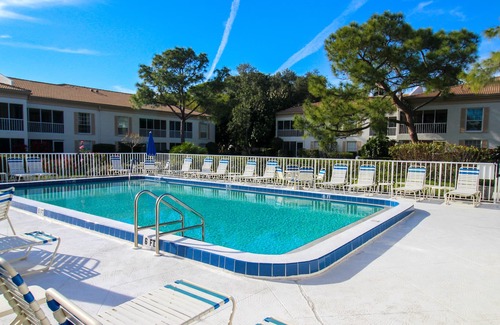 The Meadows Condominio | Community Pool, Sarasota, Ivory Cottage