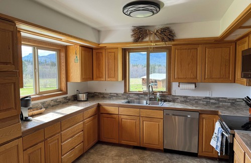Grantsdale Cabina | Como View Cabin - 2 bedroom cabin, epic views, close to fishing access, sleeps 4