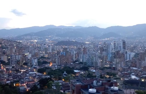 Villa Hermosa Apartamento | Comodo apartamento en Medellín con una vista maravillosa de la ciudad