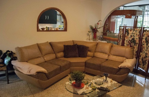 Chacao Apartamento | Comodo cuarto para 2 personas con baño privado en buena zona en Caracas.